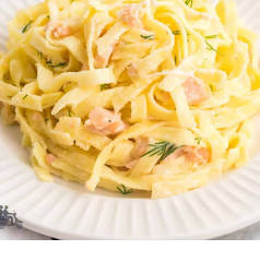 Tagliatelle al Salmone (Pasta With Smoked Salmon Cream Sauce)