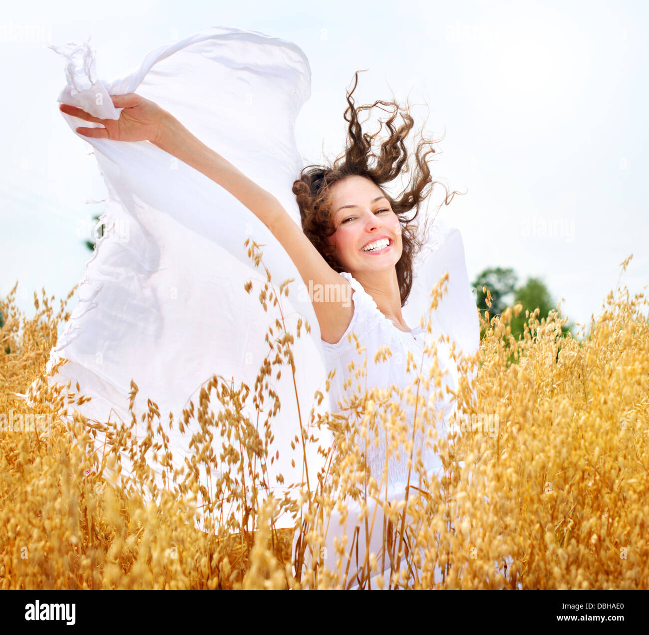 beautiful-happy-girl-on-the-wheat-field-DBHAE0.jpg