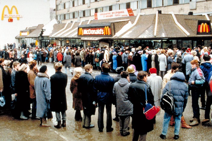 first-mcdonald-restaurant-opens-soviet-union-moscow-russia-1900-5b963dd825f06__700.jpg