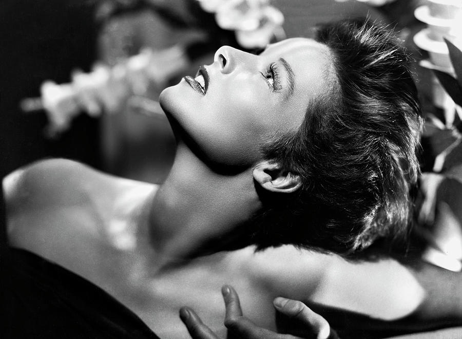katharine-hepburn-sexy-glamour-looking-up-globe-photos.jpg