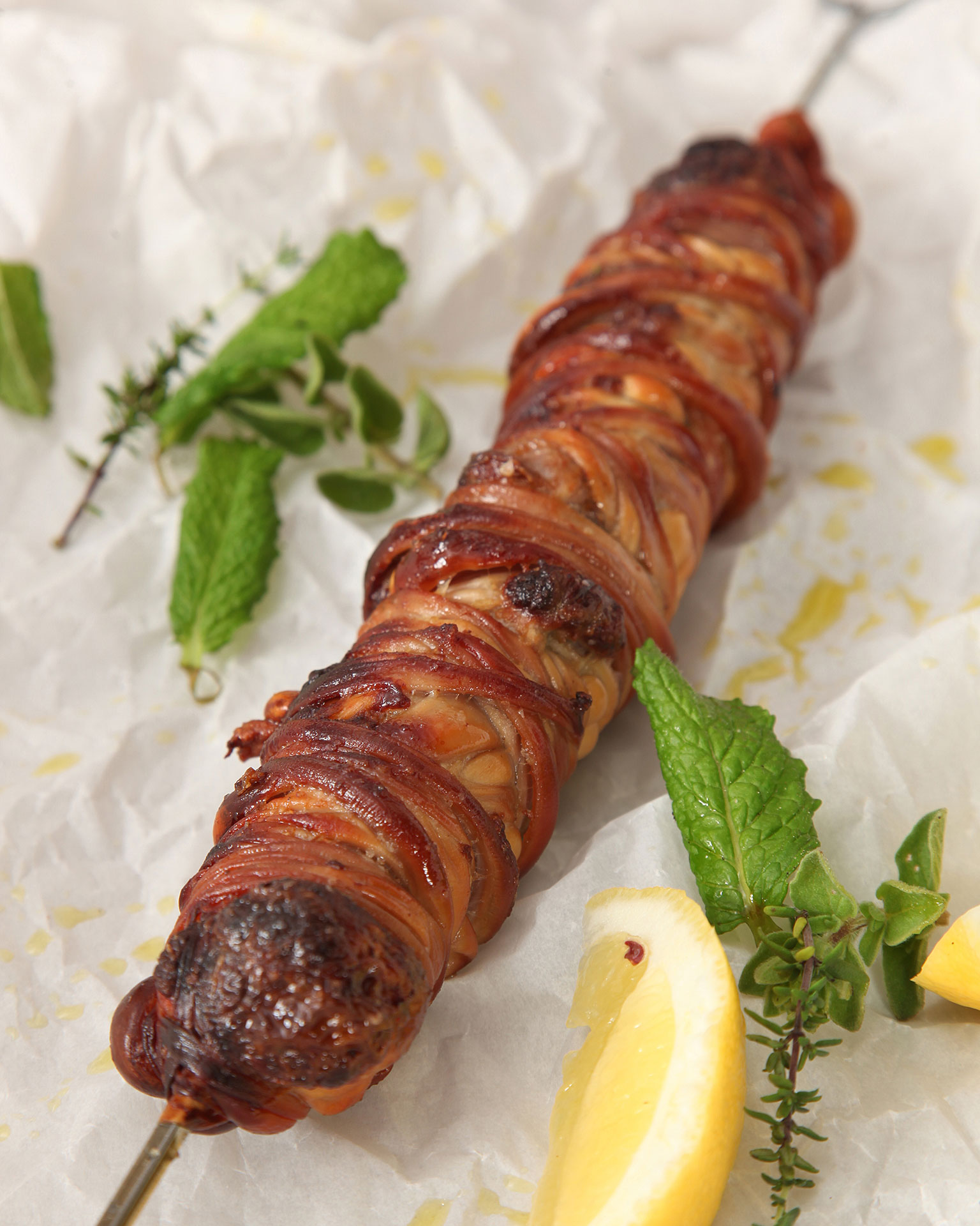 kokoretsi-o-pio-oraios-mezes-toy-pascha-se-4-parallages-gastronomos-1.jpg